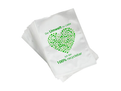 Recyclebare Vakuumfolien mit grünem Herz und umweltfreundlicher Botschaft.