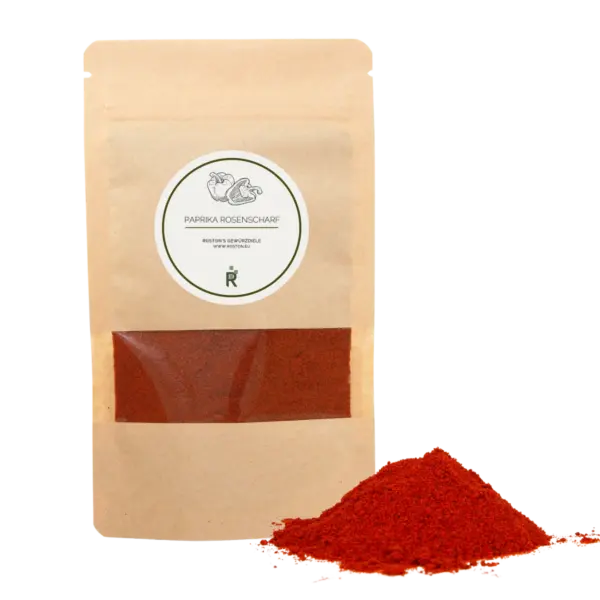 Das Bild zeigt einen Haufen Paprika rosenscharf vor einer Verpackung.