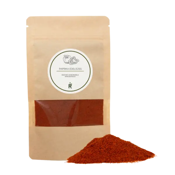 Das Bild zeigt einen Haufen Paprika edelsüß vor einer Verpackung.