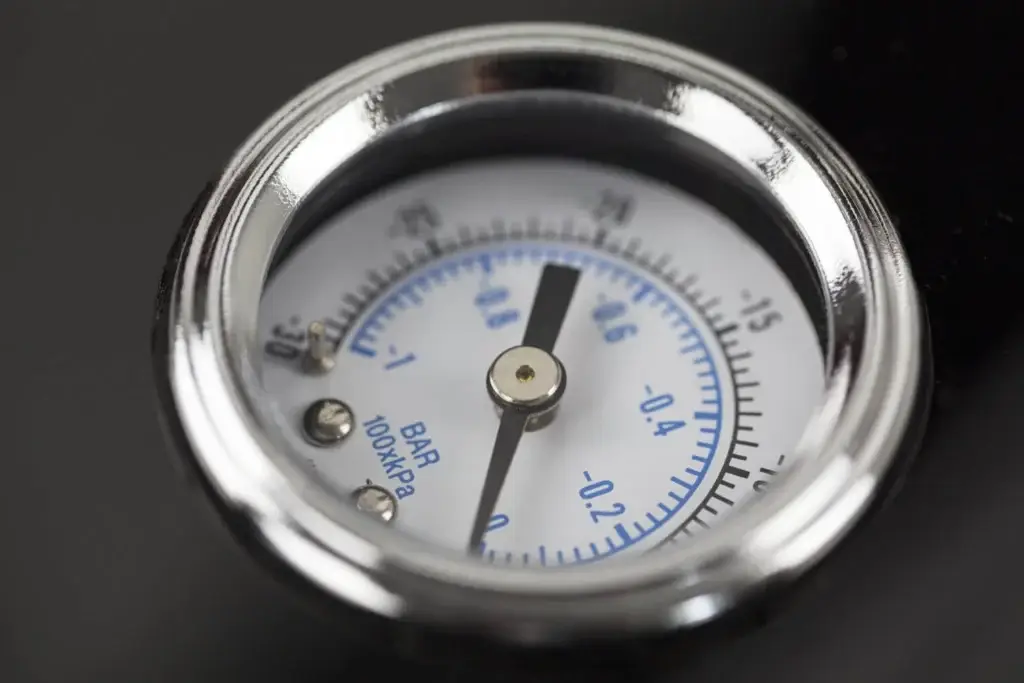 Auf dem Bild sieht man die Nahaufnahme eines Manometers des Caso VacuChef SlimLine Kammervakuumierers.