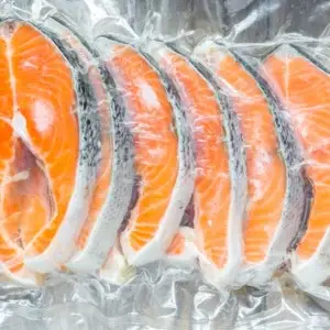 Das Bild zeigt 6 fischfiletstreifen jeweil einvakuumiert in glatten Kochbeuteln.